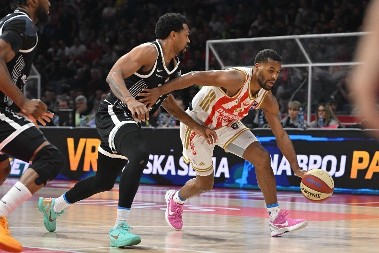 CRVENA ZVEZDA - PARTIZAN Velika borba u nastavku, ekipe se smenjuju u vođstvu