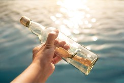 ŠOKIRAO SE KADA JE PROČITAO PORUKU U BOCI KOJU JE PRONAŠAO A onda je usledilo nešto neverovatno