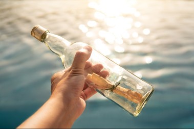 ŠOKIRAO SE KADA JE PROČITAO PORUKU U BOCI KOJU JE PRONAŠAO A onda je usledilo nešto neverovatno