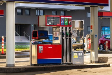 SLOVENIJA UVELA RESTRIKCIJE GORIVA, AKTIVIRANA I VOJSKA Premijer: Trgovcima izdate preporuke da pripreme mere za strane kupce