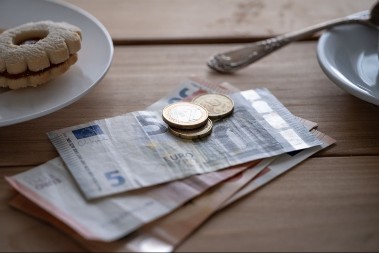 HAOS NA MREŽAMA Ostavljanje BAKŠIŠA konobarima izazvalo burnu raspravu, komentari samo pljušte