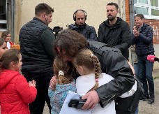 MITROVIĆ POSETIO RODNI KRAJ SVOJIH PREDAKA: Svaki đak u Markovici dobio tablet i školski pribor, a školi uručena i VELIKA NOVČANA DONACIJA!