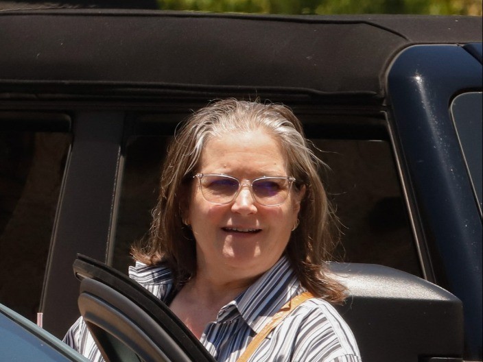 Bila je najlepša glumica, a sada je prepoznaju samo najrođeniji: Dugo se krila u kući, a sada su je slikali nespremnu  