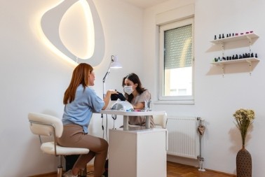 Nema boljeg manikira za 2026. godinu od "kašmir" noktiju: Ruke lepše, prsti izgledaju duže, ma prava damska nijansa