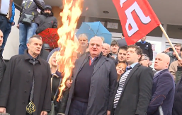 GORE ZASTAVE EU I NATO, DRŽI IH ŠEŠELJ "Srpski narod nikada neće zaboraviti divljačko-zločinačko bombardovanje Srbije"