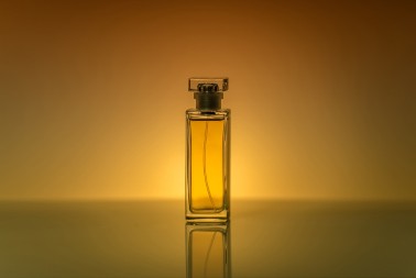 PARFEM KOJI SU OBOŽAVALE MNOGE SLAVNE LEPOTICE, NASTAO JE GREŠKOM Uskoro slavi 105. rođendan - evo zbog čega je toliko poseban