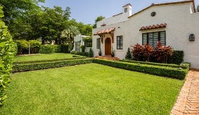 Svi greše čim otopli: Ako prerano pokosite travu, uništićete ceo travnjak