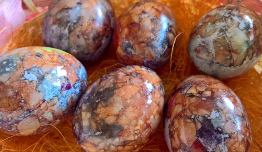 Najlepša uskršnja jaja bez kupovnih boja: Evo kako da dobijete mermerni efekat