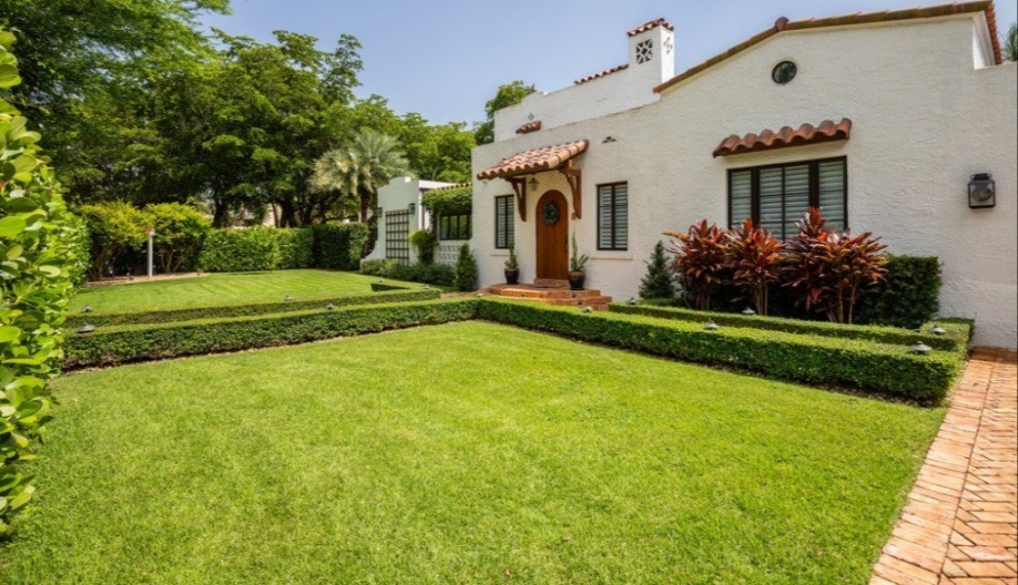 Svi greše čim otopli: Ako prerano pokosite travu, uništićete ceo travnjak