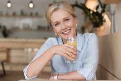 Žene ovo zovu „prirodni botoks“: Tvrde da ublažava bore i zateže kožu lica