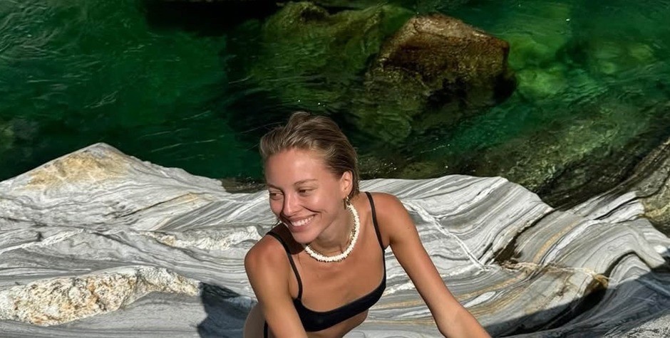 Ona je zaludela srcolomca: Najpoželjniji glumac smuvao lepoticu sa slike, a evo koliko je mlađa od njega!