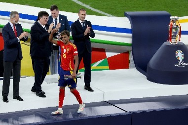 IMA LI RAZLOGA ZA BRIGU Jamala nema na treningu Španije pred Srbiju 