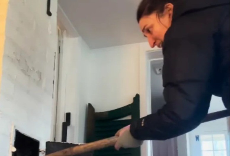 HOROR NA IMANJU POZNATE PEVAČICE Otvorila stara vrata i umalo se SRUŠILA od šoka! (VIDEO)