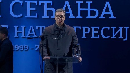 DAN SEĆANJA NA STRADALE U NATO AGRESIJI Reka ljudi u Vranju, obraća se predsednik Vučić (VIDEO)