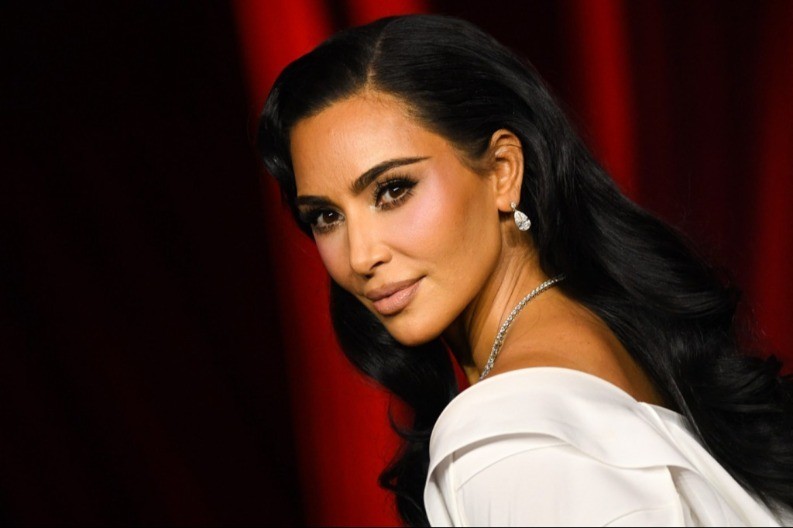 MISLILI DA ĆE POBEĆI Kim Kardašijan snimljena sa novim dragim ovde, sada nisu bili sami!