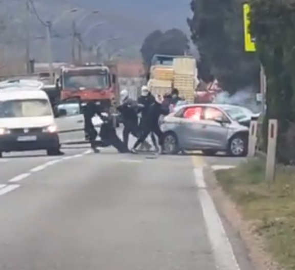 ZAUSTAVILI ČOVEKA I ZAPALILI MU KOLA Stravičan snimak maskiranih nasilnika (VIDEO)