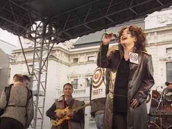 "NATO KUPUSARA, OMLET SOLANA" Srpska estrada je ovako prkosila NATO-u, pevali su na mostovima i trgovima 1999.