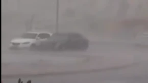 ODJEKUJU GROMOVI, OD PLJUSKA SE NIŠTA NE VIDI - KA NJIMA JURI TORNADO Snažno nevreme se sručilo na Dubai i Abu Dabi