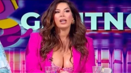 GORI SVE ZBOG NJENOG DEKOLTEA Voditeljka u nikad vrelijem izdanju! (FOTO)