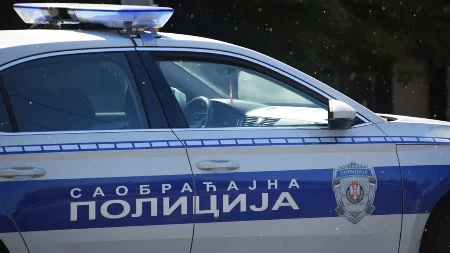 ŠOK SNIMAK IZ FUTOGA, PIJANI VOZAČ NAPRAVIO HAOS Sleteo u kanal, zamalo da nastradaju i pešaci (VIDEO)