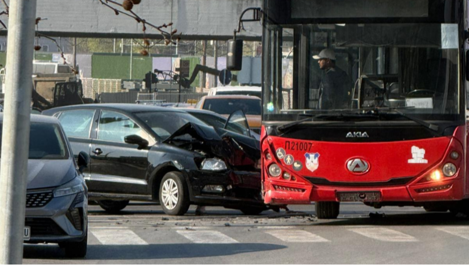 SUDAR AUTA I AUTOBUSA NA NOVOM BEOGRADU Hitna na licu mesta, zastoj u jutarnjem špicu