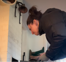 POZNATA PEVAČICA RENOVIRALA KUĆU, PA DOHVATILA LOPATU DA BI SREDILA STARU PEĆ Kada je videla šta je unutra doživela je ŠOK života