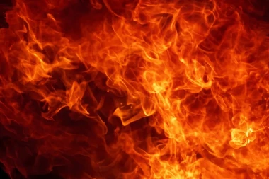 VRHUNAC LUDILA I NASILJA U ARANĐELOVCU! Blokaderi zapalili automobil istaknutom naprednjaku