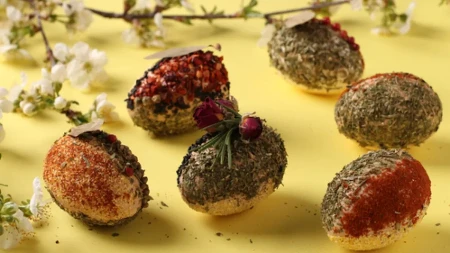 OVAKO SE FARBAJU JAJA U MANASTIRU TUMANE Stari trik sa začinima čuva ih danima nakon Uskrsa