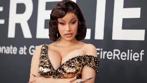 Voda od pirinča, beli luk — ma ništa, samo je mirisala na cezar salatu: Šta je sve Kardi Bi stavljala na kosu da bi je oporavila, da li je uspela?