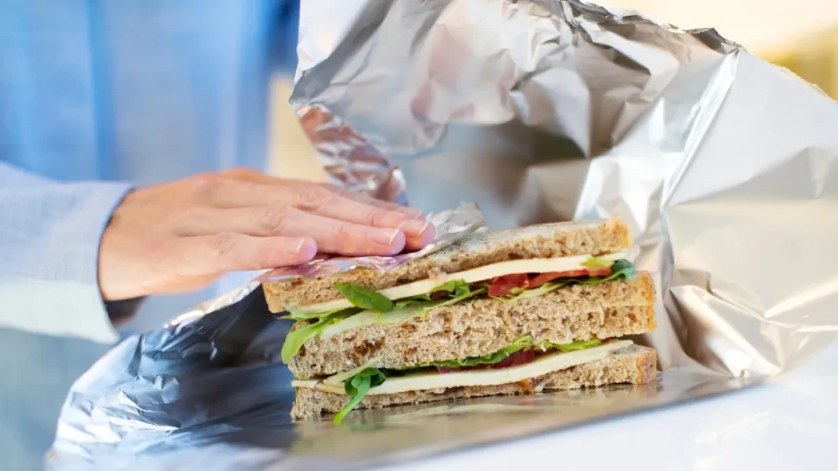 KOJA STRANA ALUMINJUMSKE FOLIJE TREBA DA PRIANJA NA HRANU? Odgovor je jednostavan - iznenadićete se