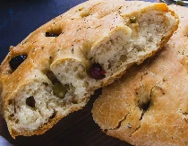 HILANDARSKI HLEB SA MASLINAMA Savršen vruć, a biće dobar i kada se ohladi