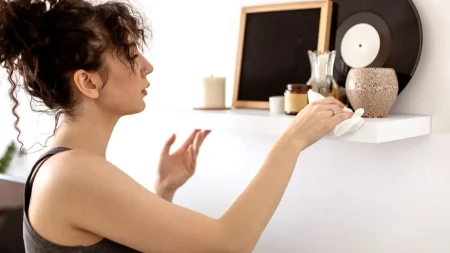 Prašinu nećete videti 15 dana: Pomešajte omekšivač i vodu u ovoj razmeri i samo pređite krpom