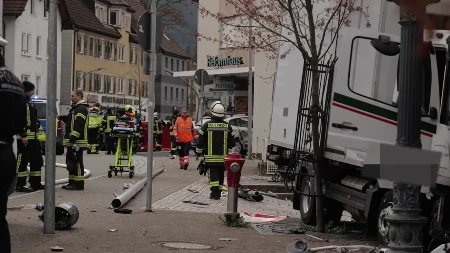 KAMION UBIO MAJKU I SINA (3) NA TROTOARU Teretnjak jurio nekontrolisano po ulici!