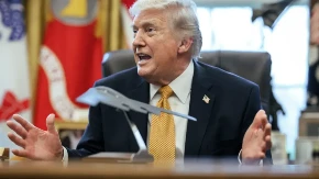 TRAMP PONIZIO NATO DO KRAJA: "BRITANSKI NOSAČI SU IGRAČKE!" – Iran kleči i moli za spas