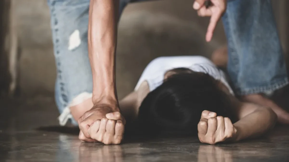 KRVNIČKI TUKAO SUPRUGU, SLOMIO JOJ REBRA Jezivo porodično nasilje