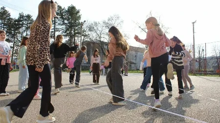 Telefoni na off - igramo se žmurke, lastiša i klikera