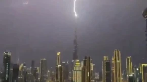 ZLOSLUTNI PRIZORI IZ DUBAIJA! Grom pogodio Burdž Kalifu, nebo „puca“, a istovremeno se dešava još nešto jezivo