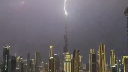 ZLOSLUTNI PRIZORI IZ DUBAIJA! Grom pogodio Burdž Kalifu, nebo „puca“, a istovremeno se dešava još nešto jezivo