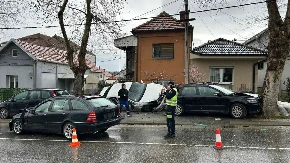 AUTO ZAVRŠIO NA OGRADI KUĆE, MLADIĆ POGINUO! Mlad život izgubljen u teškoj saobraćaj nesreći u Kragujevcu