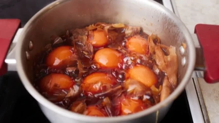 Koliko ljuski od luka za 20 jaja: Ovako su stare domaćice dobijale lepu tamnu boju