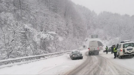 SNEG OKOVAO SRBIJU! Totalni kolaps na putu, ogromni snežni nanosi!