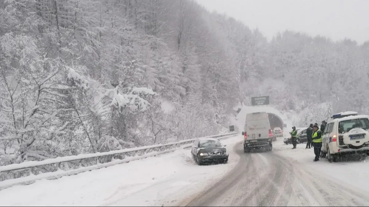 SNEG OKOVAO SRBIJU! Totalni kolaps na putu, ogromni snežni nanosi!