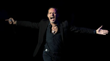 POZNATI PEVAČ ČEKA OSMO DETE Fotkom sa jahte otkrili pol bebe!