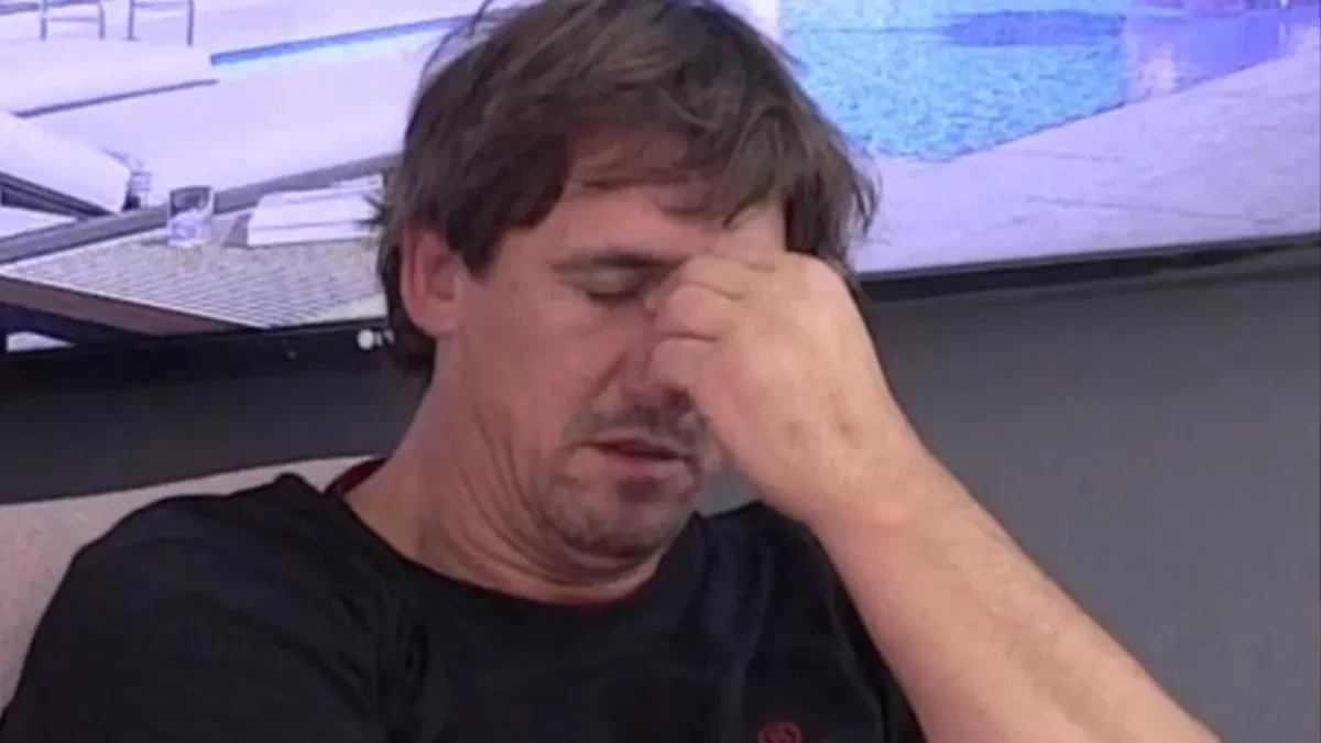 KRISTIJAN GOLUBOVIĆ URLA NA SAHRANI Žena mu prišla, on odmah zapenio, haos na groblju!