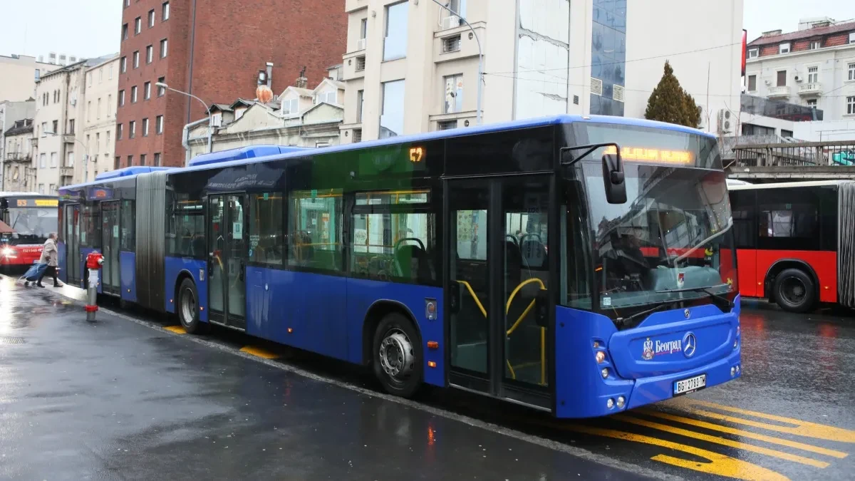 JEZIVI SUDAR AUTOBUSA! Zakucali se jedan u drugi, dve osobe povređene 