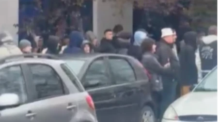 FAŠISTI, HOĆE GRAĐANSKI RAT! Blokaderska banda nastavlja sa nasiljem, došli ispred odbora SNS u Kuli (VIDEO)