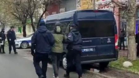 POLICIJA SPREČAVA STRAVIČNO NASILJE TOKOM IZBORA! Krenulo privođenje blokadera (VIDEO)