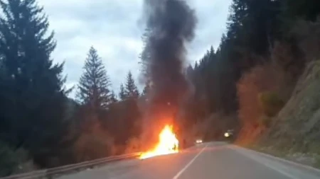 AUTO SE ZAPALIO U VOŽNJI KOD UŽICA Vozilo progutala vatra