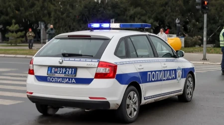 BLOKADER ČUČAO PORED AUTA I ISPUMPAVAO GUME: Policija reagovala, uhapšen muškarac (29) u Aranđelovcu