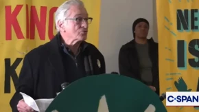 ''TRAMP ŽELI DA VLADA NAMA KAO TIRANIN'' Slavni holivudski glumac opleo po predsedniku (VIDEO) 